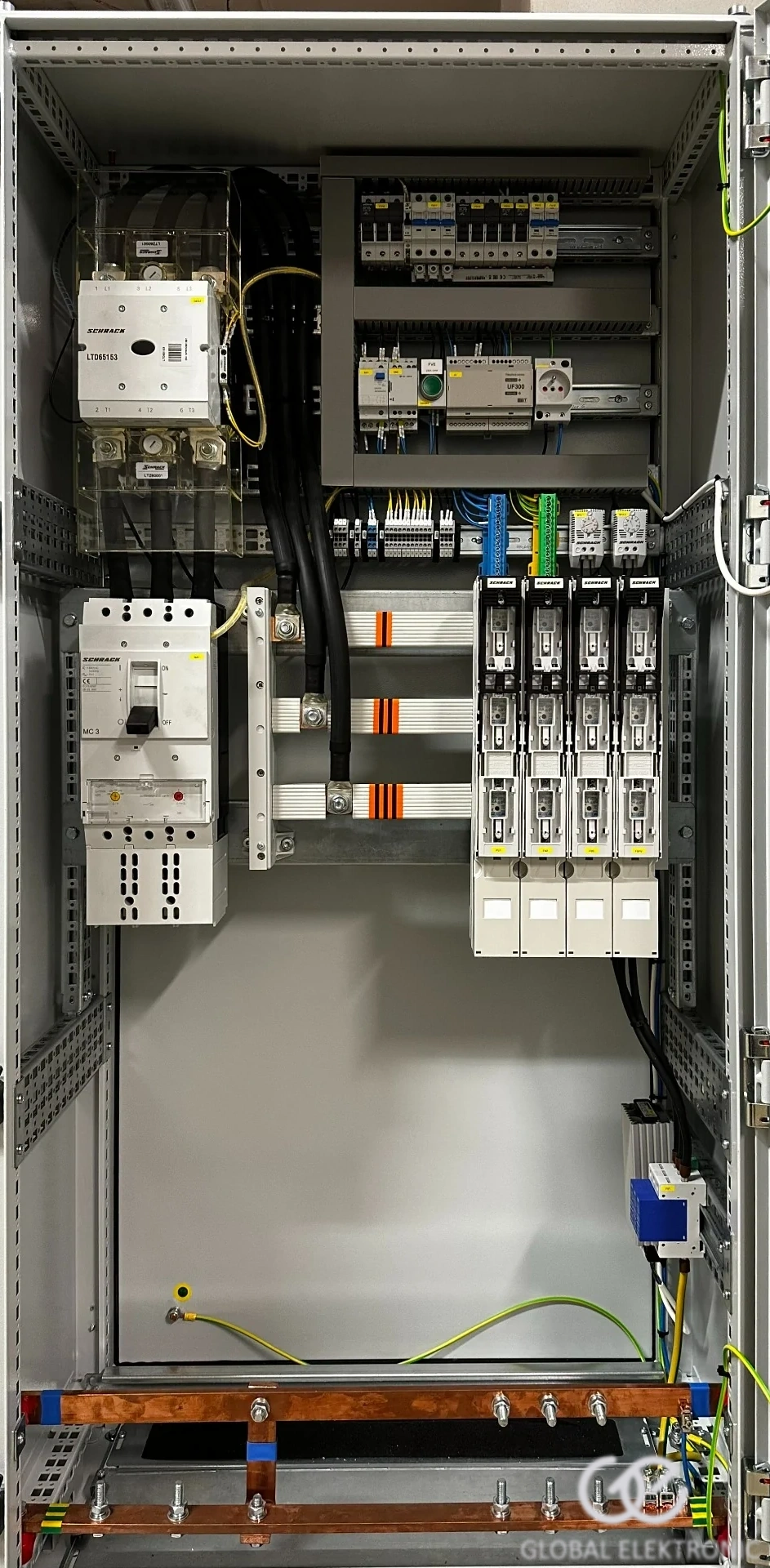 Vnitřní pohled na rozvaděč 500A s precizním uspořádáním