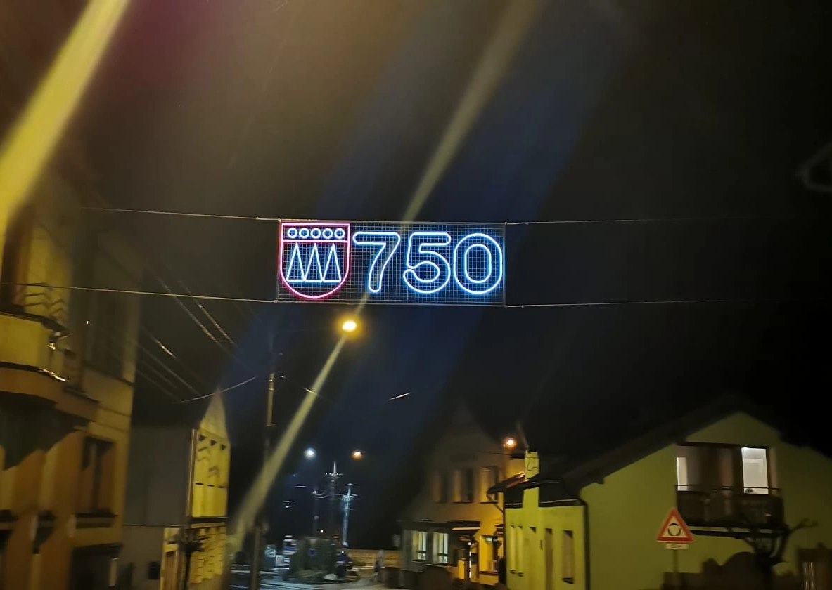 Stará Bělá 750 let – neónový svítící znak
