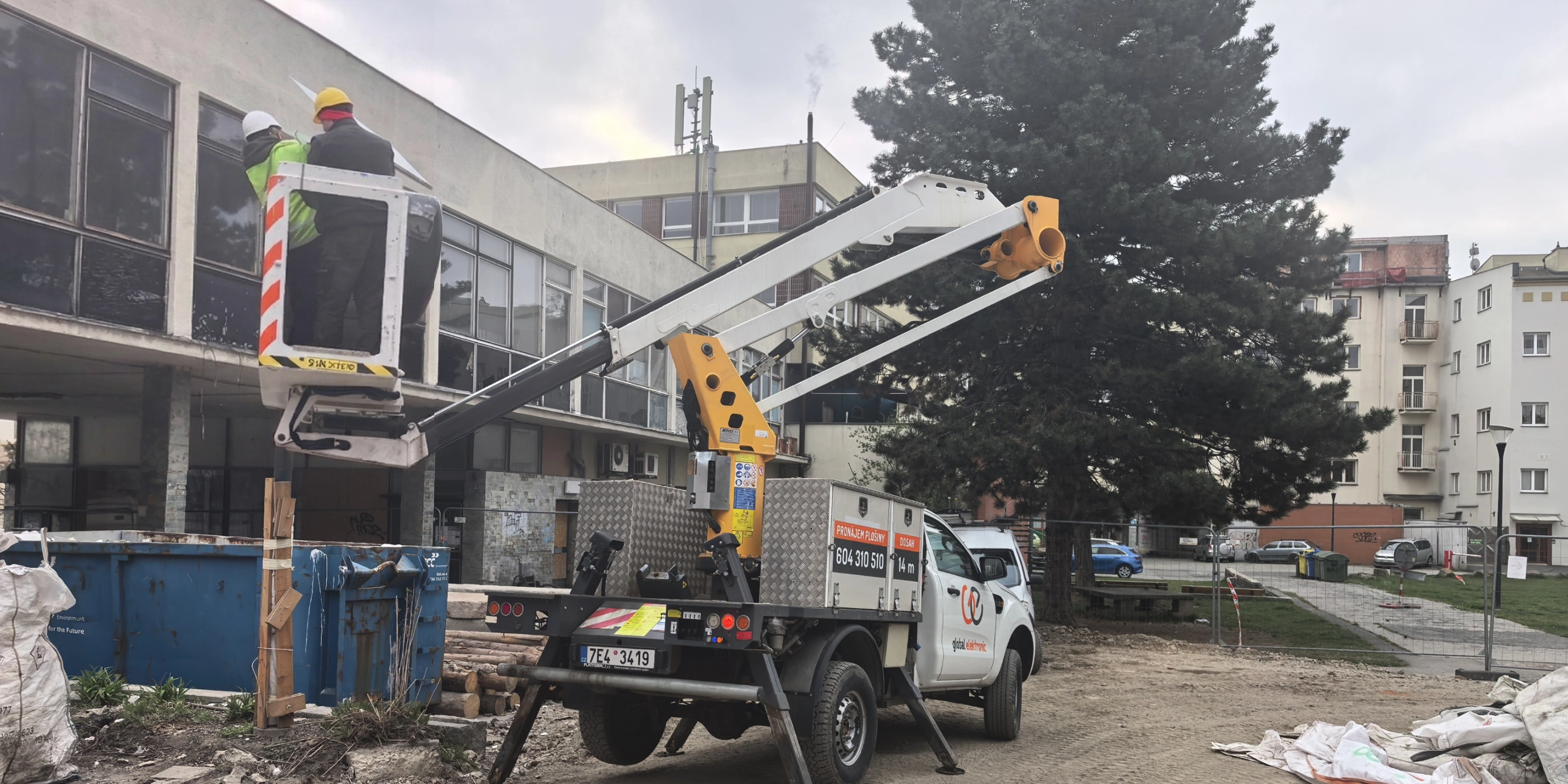 Mobilny solarny monitoring rozbiórki OC Slezanka w Opawie