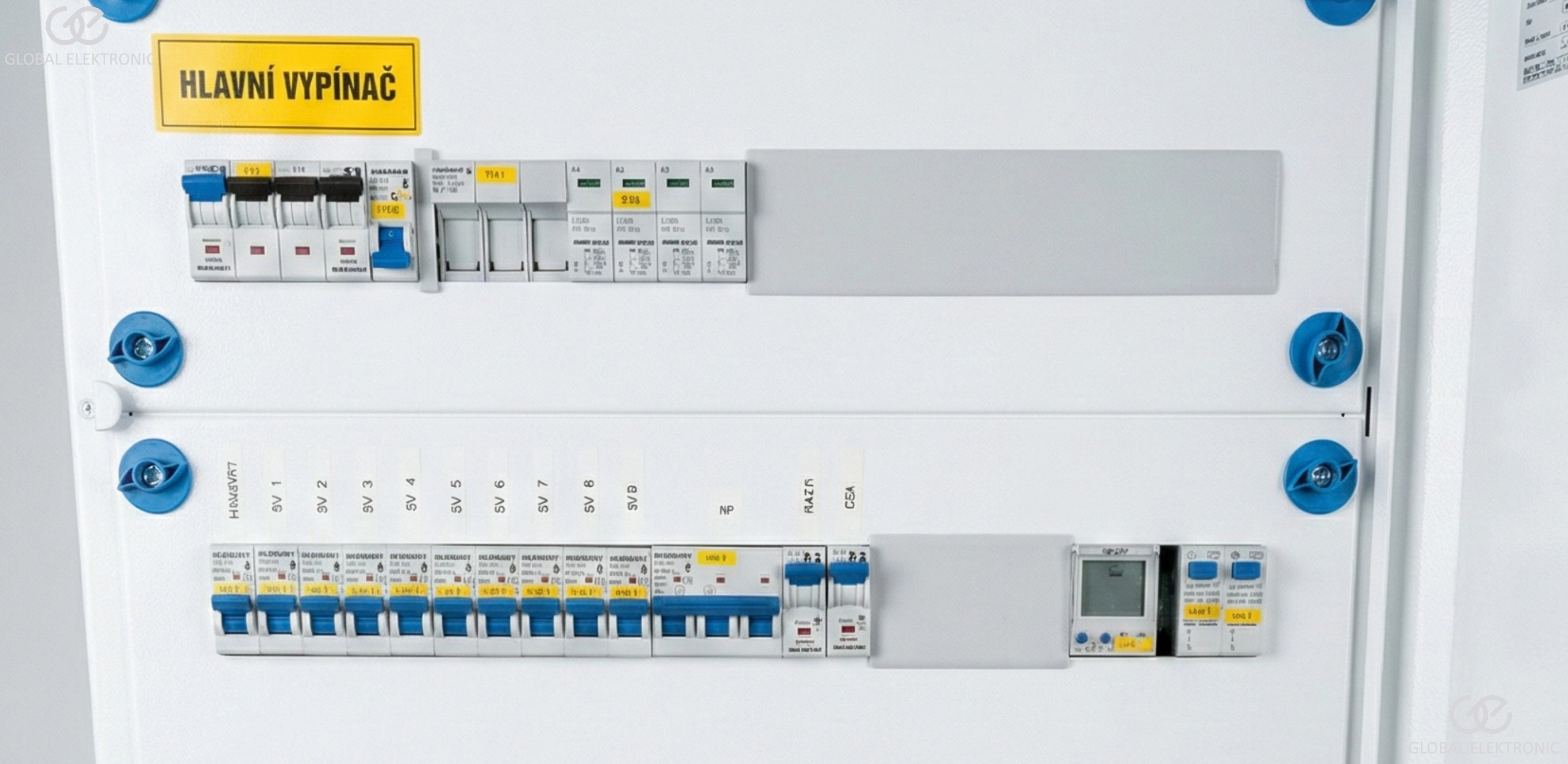 Přehledný domovní rozvaděč připravený pro bezpečný provoz a revizi