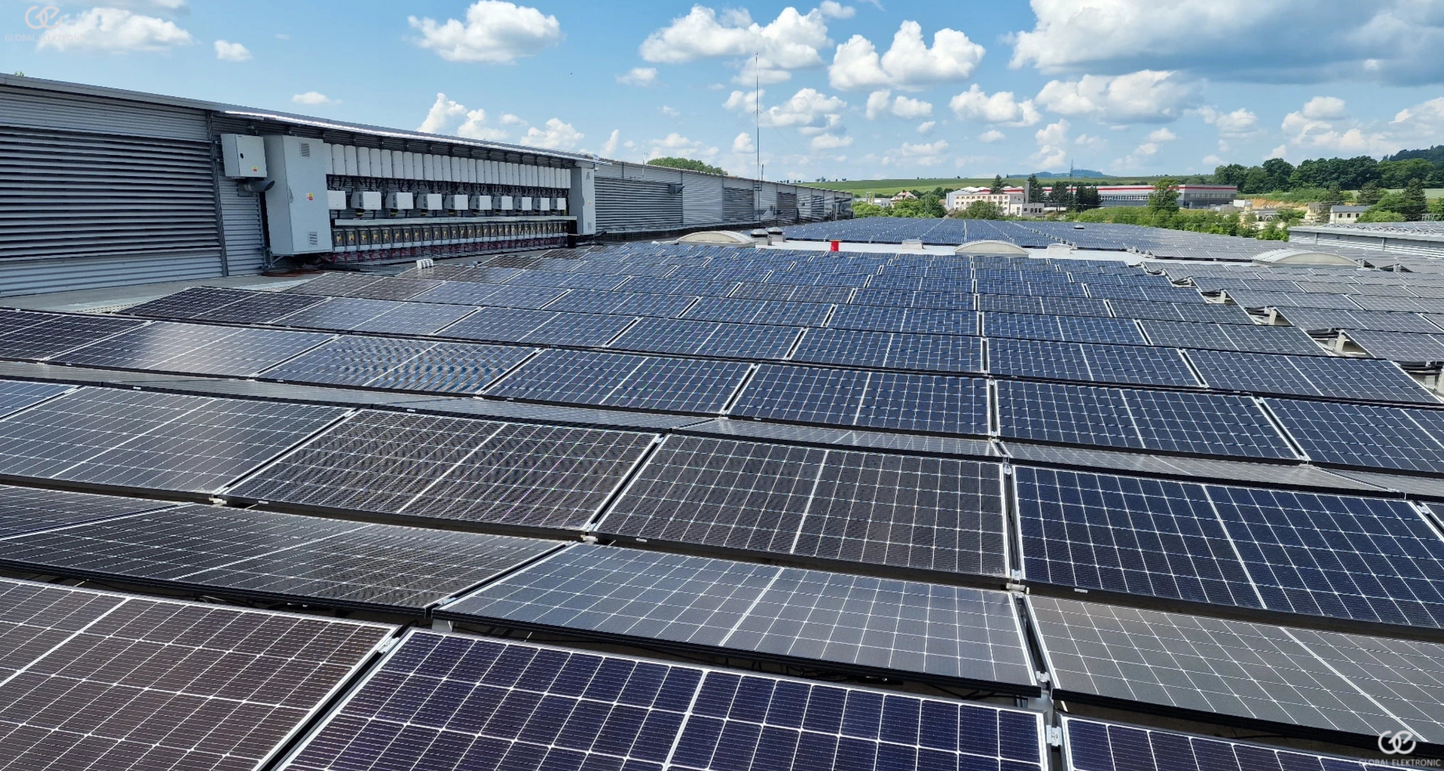 Detail instalace fotovoltaiky – kabeláže, technologie a montážní systém