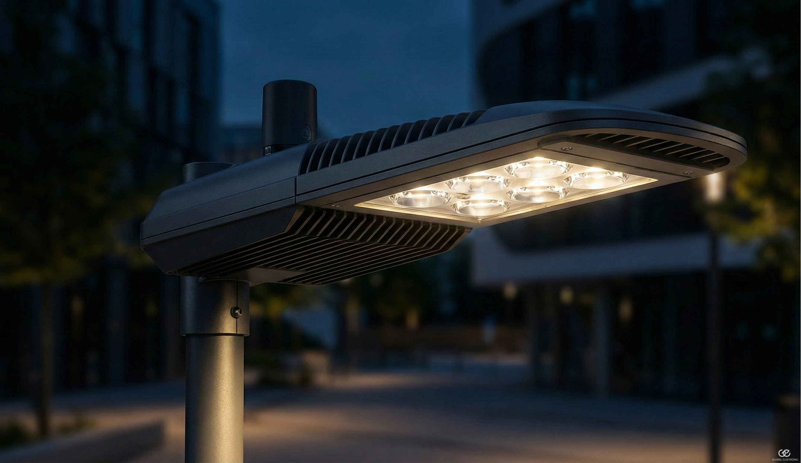 Moderní LED veřejné osvětlení v obci v noci