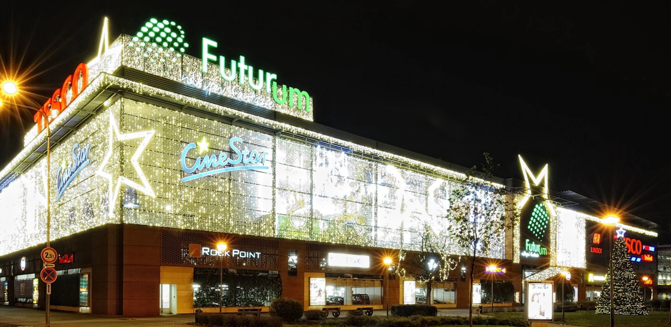Futurum Hradec Králové – complete refurbishment of the mall passage lighting.