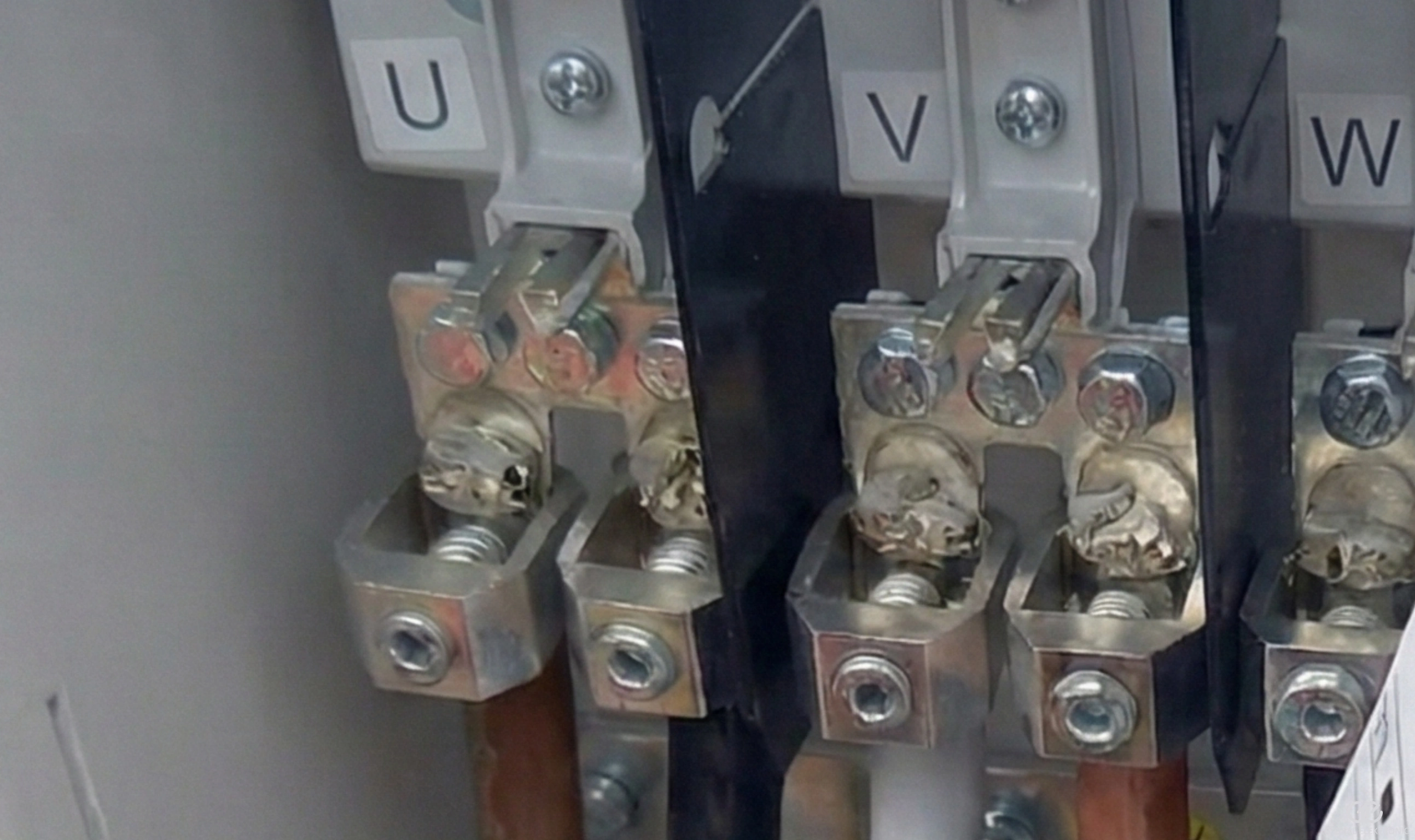 Elektrická přípojka NN a hlavní vedení – napájení objektu