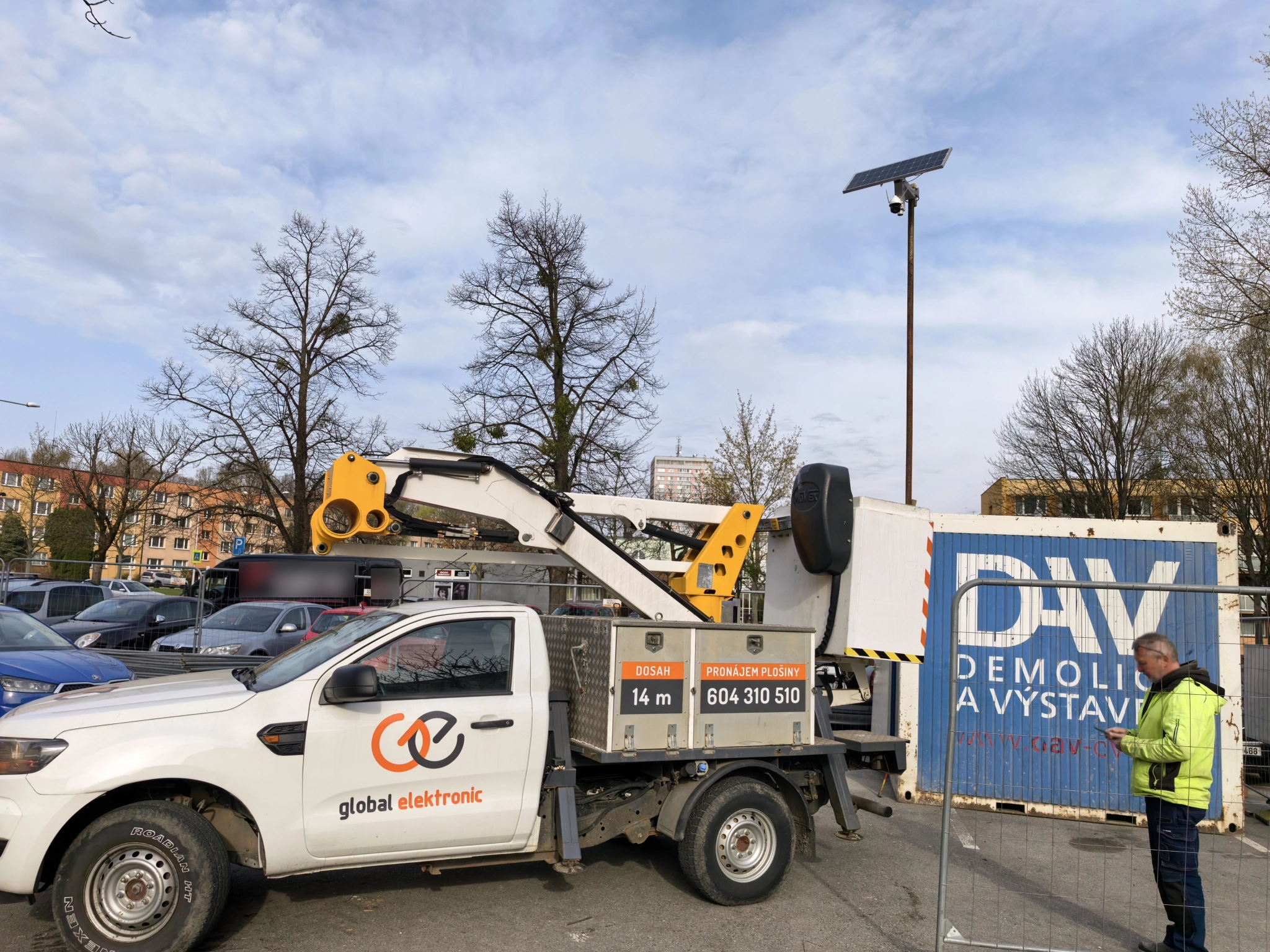 Solarny monitoring kamerowy podczas rozbiórki obiektu Petra Bezruče