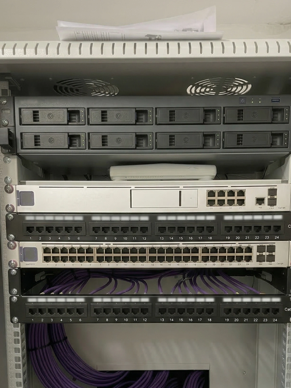 Datové rozvody v domě a přehledné centrální místo kabeláže